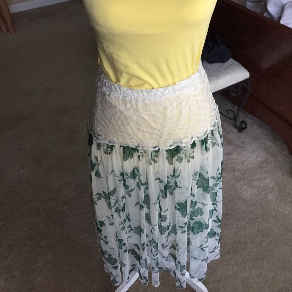 Hand Made Lace Elastic Waist 🌴 Skirt - Size M